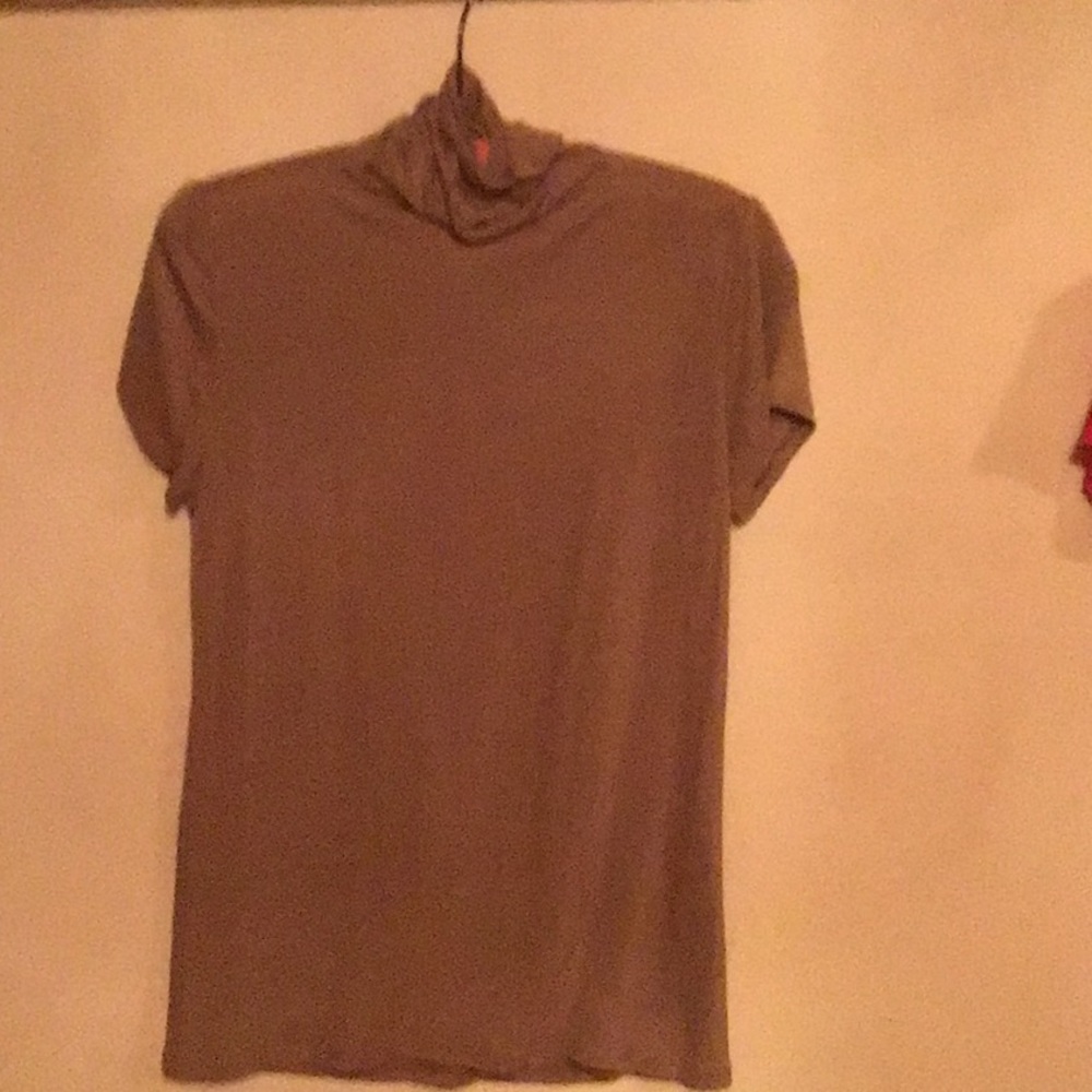 Short-sleeved turtleneck polyester top